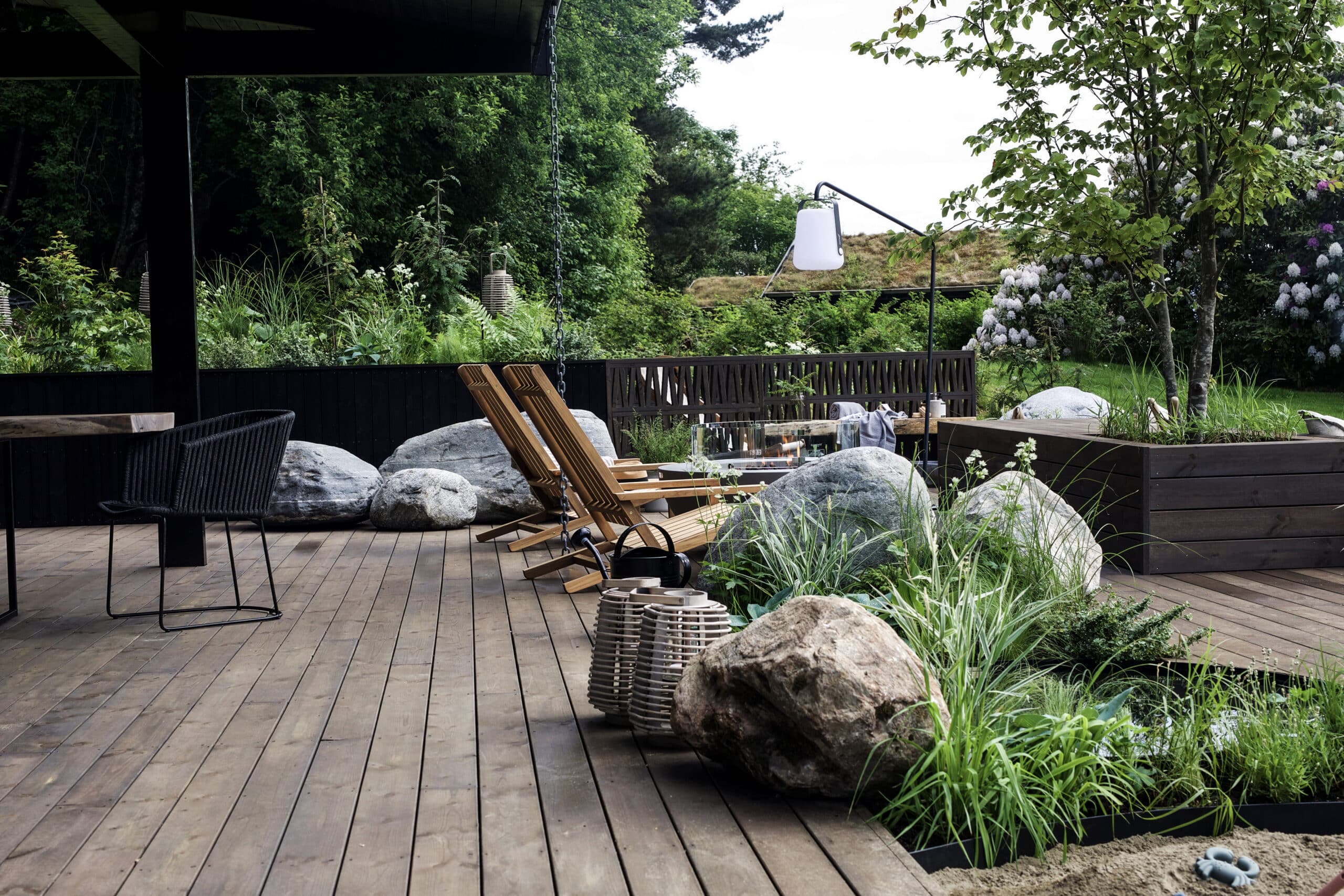 Tid for hage - episode 3 2023 - frodig hyttehate med MøreRoyal terrasse, dekorative levegger, plantekasser, sofa og fronter på kjøkken.