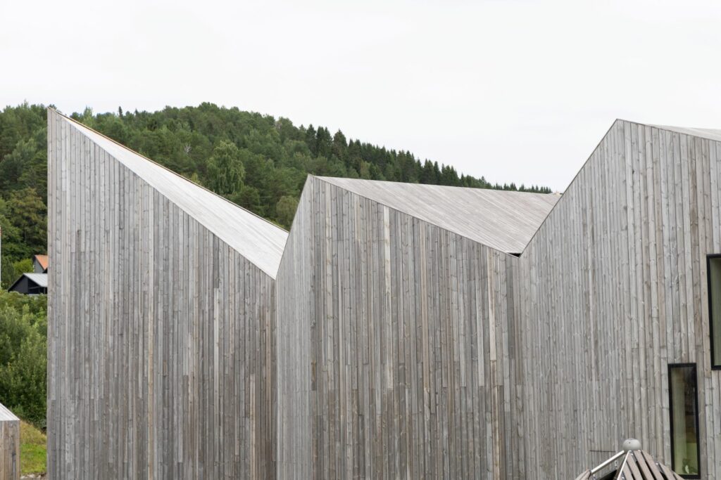 Romsdalsmuseet Krona, ferdig grånet fasade med naturfarget MøreRoyal kledning