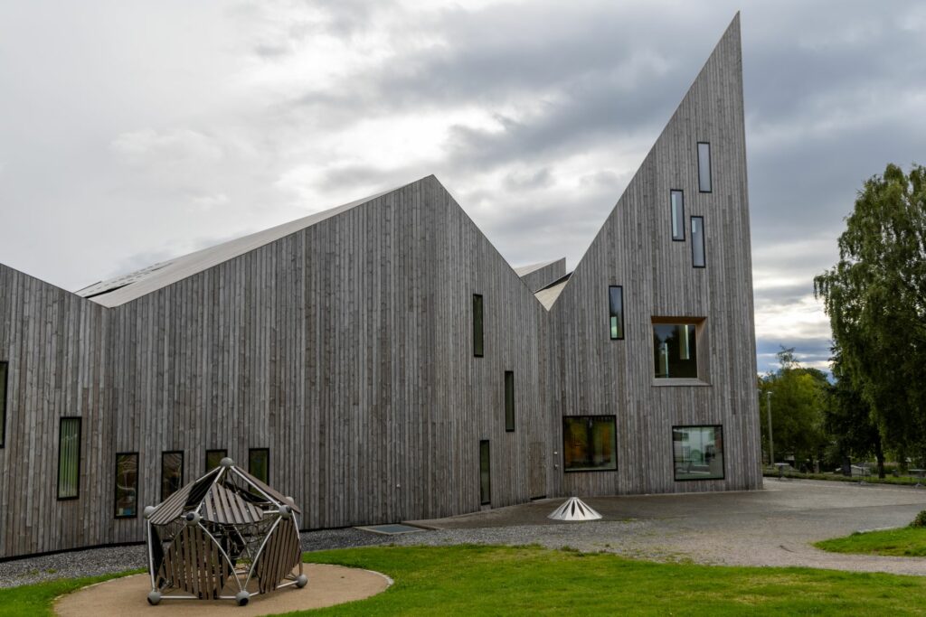 Fasaden til Romsdalsmuseet Krona i Molde med grånet MøreRoyal kledning