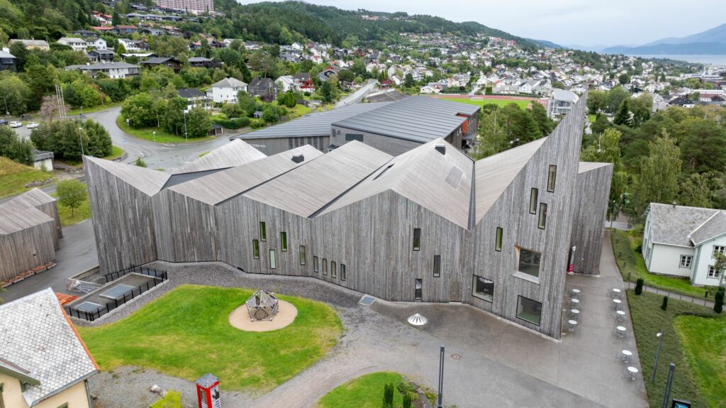 Romsdalsmuseet Krona, ferdig grånet fasade med naturfarget MøreRoyal kledning