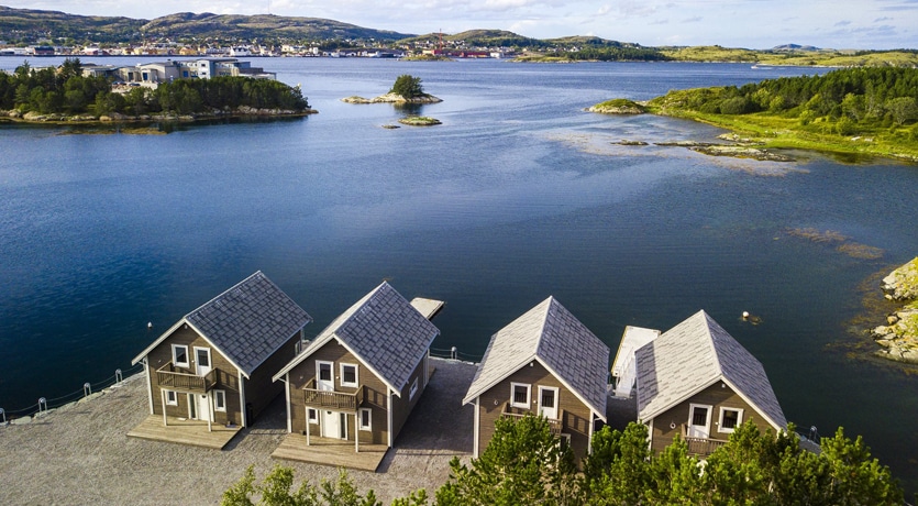 Oversiktsfoto. Nærøysund Rorbuer med utsikt mot Nærøysundet. Marøya, Ytre Namdal, Trøndelag.
